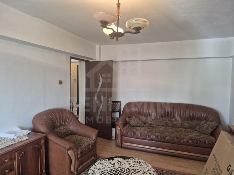 Apartament cu 3 camere decomandat în Sărari