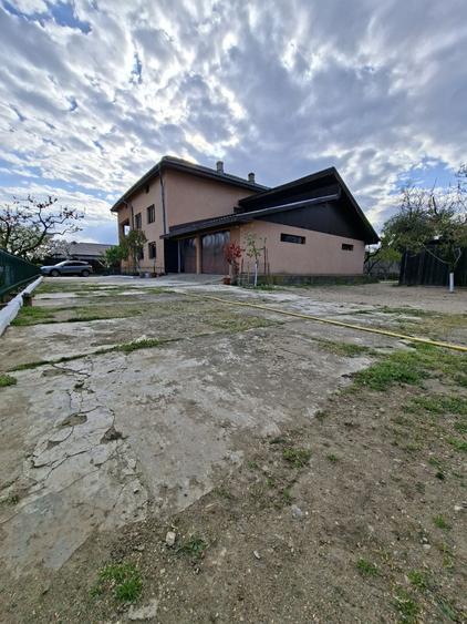 Casă cu 4 camere în Hinova