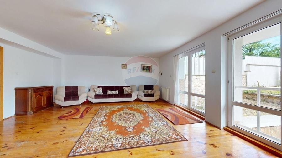 Casă individuală cu 10 camere cu Teren 710 Mp în Central