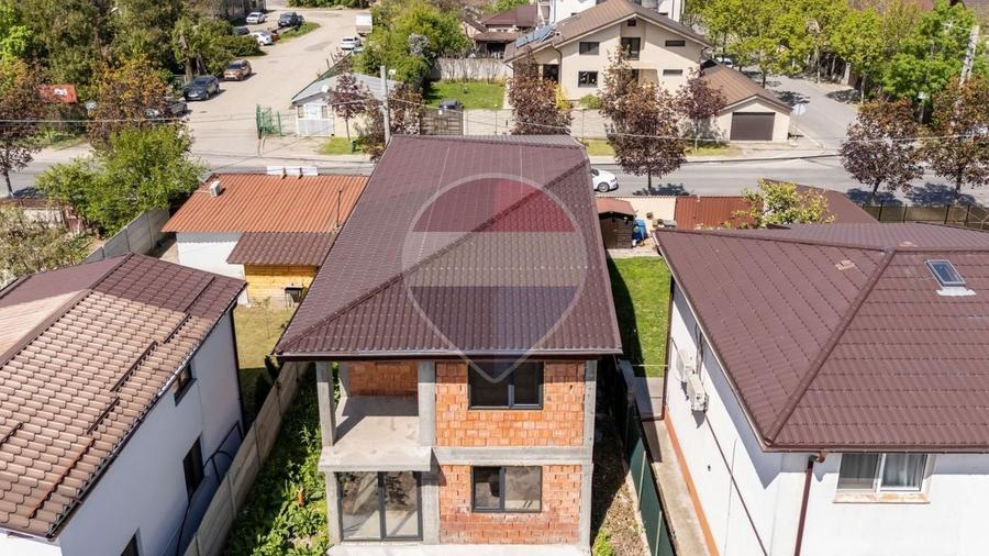 Casă individuală cu 5 camere cu Teren 264 Mp în Vest