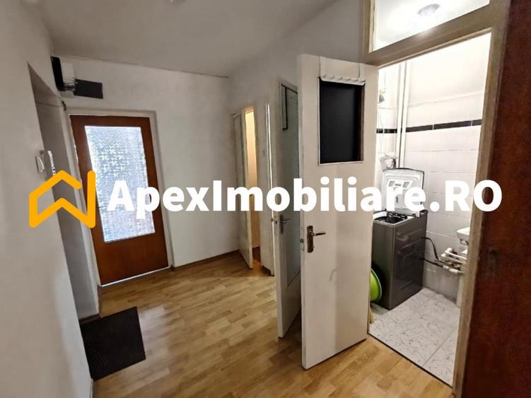 Apartament cu 3 camere semidecomandat în Universitate
