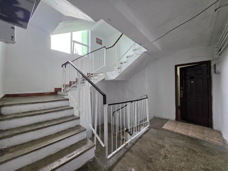 Apartament cu 3 camere decomandat în 1 Decembrie