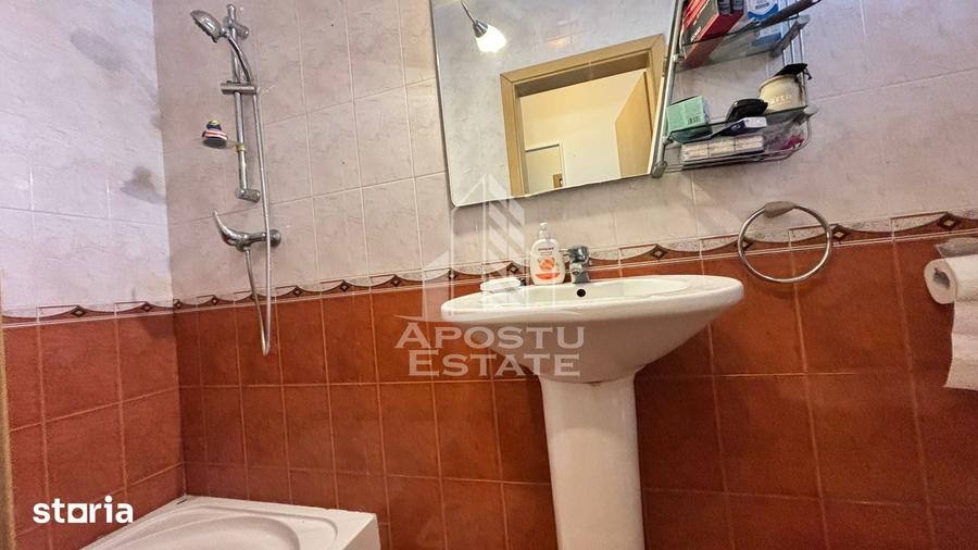 Casă cu 4 camere cu Teren 337 Mp în Girocului