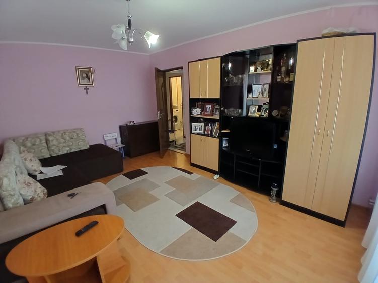Apartament cu 3 camere decomandat în CET