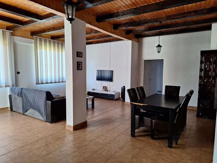 Casă cu 6 camere cu Teren 1600 Mp în Isvarna