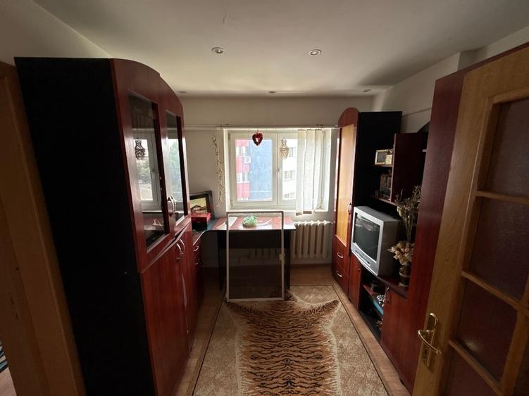 Apartament cu 5 camere semidecomandat, mobilat în Central