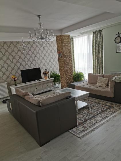 Apartament cu 3 camere decomandat, mobilat în Bucium