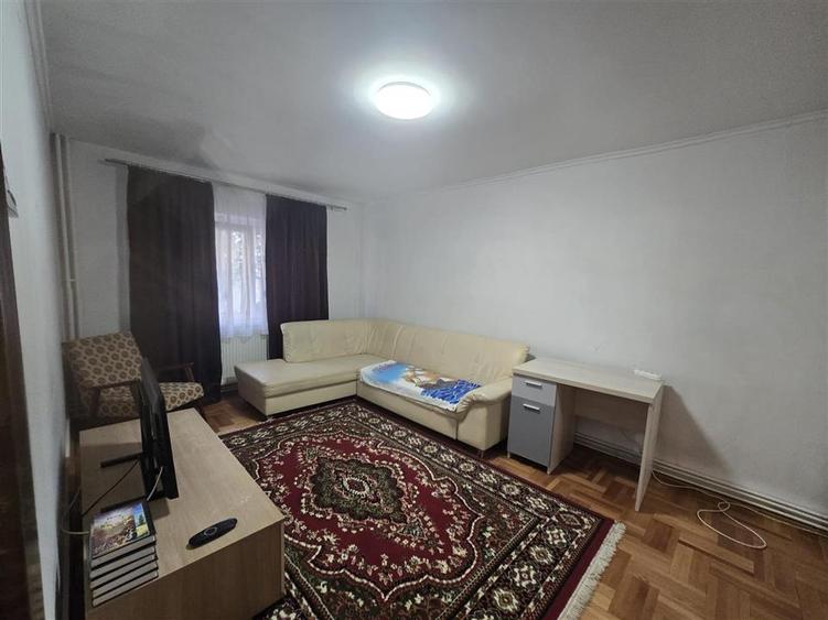 Apartament cu 3 camere decomandat, mobilat în Central
