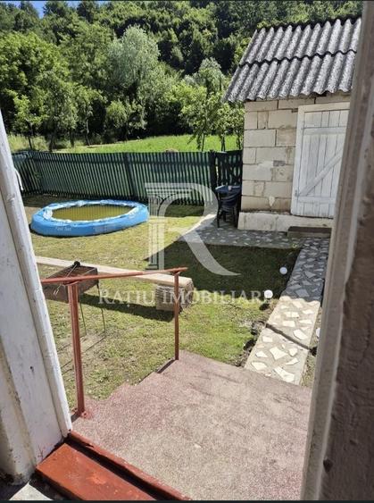 Casă individuală cu 6 camere cu Canalizare în Sitani