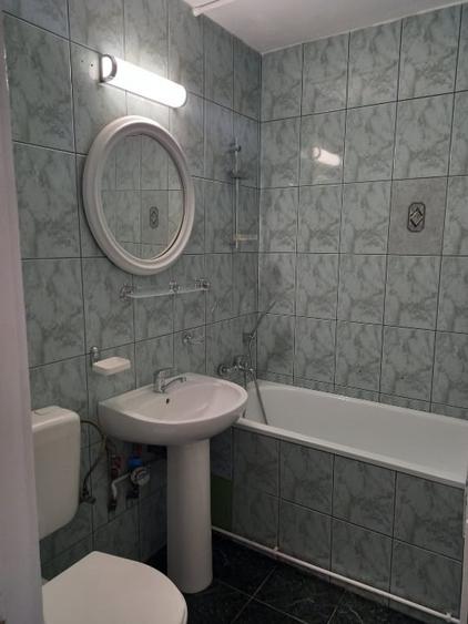 Apartament cu 3 camere semidecomandat, mobilat în Central