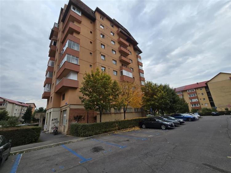 Apartament cu 4 camere decomandat, mobilat în Răcădău