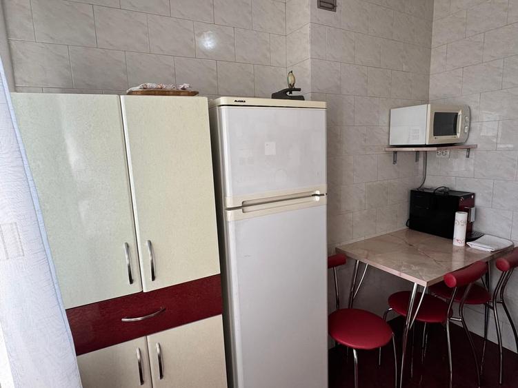 Apartament cu 3 camere semidecomandat în Bucur Obor
