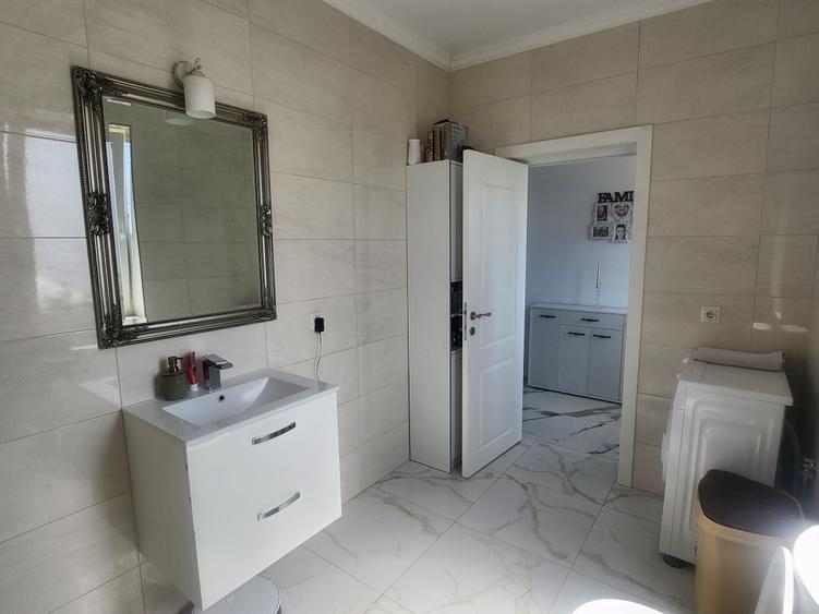 Casă cu 4 camere în Central