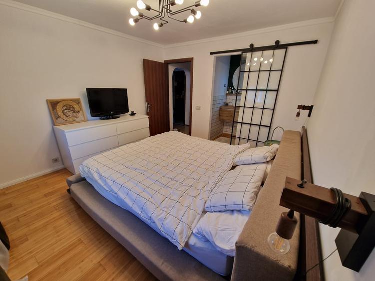 Apartament cu 3 camere decomandat în Drumul Sării