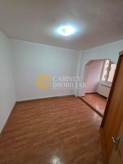 Apartament cu 3 camere semidecomandat în Alexandru cel Bun