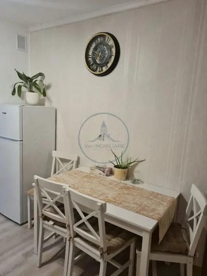 Apartament cu 3 camere semidecomandat, mobilat în Central