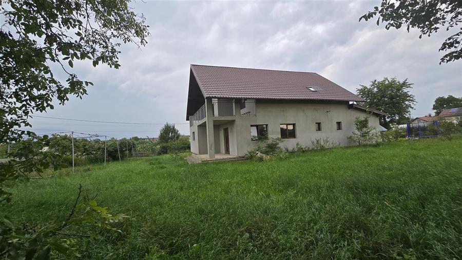 Casă cu 5 camere cu Teren 1483 Mp în Mitocu Dragomirnei