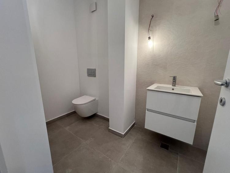 Apartament cu 3 camere semidecomandat în Sisești