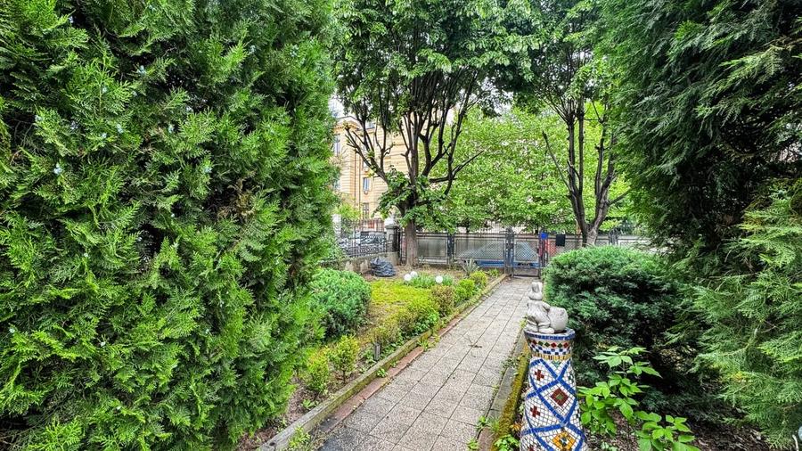 Casă individuală cu 11 camere cu Canalizare în Cotroceni