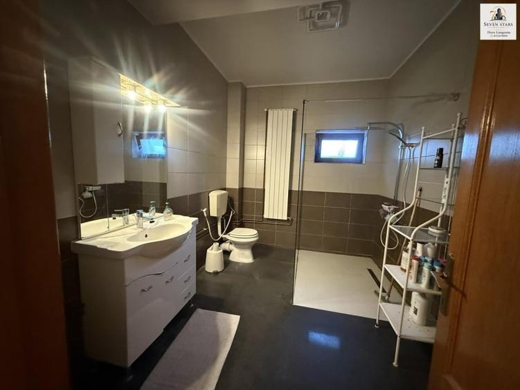 Apartament cu 10 camere, mobilat în Central