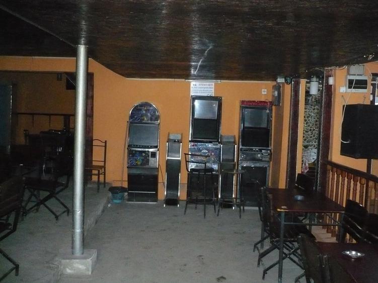 Spațiu comercial, de 120 mp, în Costești