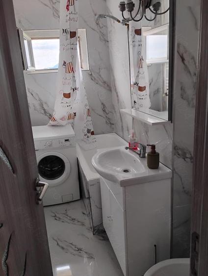 Apartament cu 3 camere semidecomandat în Dâmbovița