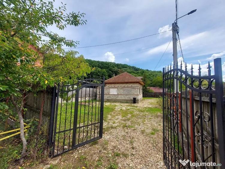 Casă cu 4 camere cu Teren 405 Mp în Bascov