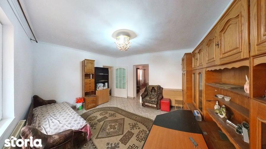 Casă cu 6 camere cu Garaj în Tractorul