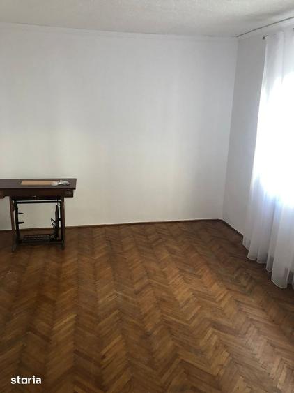 Casă cu 5 camere cu Teren 200 Mp în Andrei Mureșanu