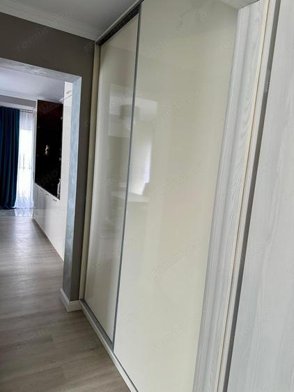 Apartament cu 3 camere semidecomandat, mobilat în Dumbrăvița