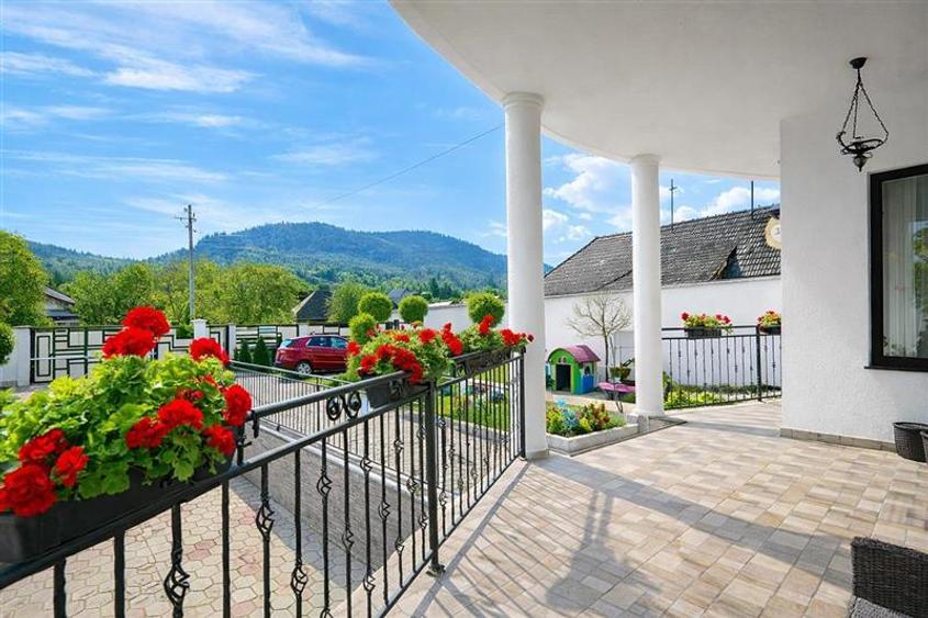 Casă individuală cu 5 camere cu Teren 965 Mp în Exterior Est