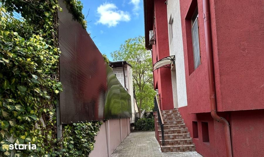 Casă cu 8 camere cu Teren 250 Mp în Tei