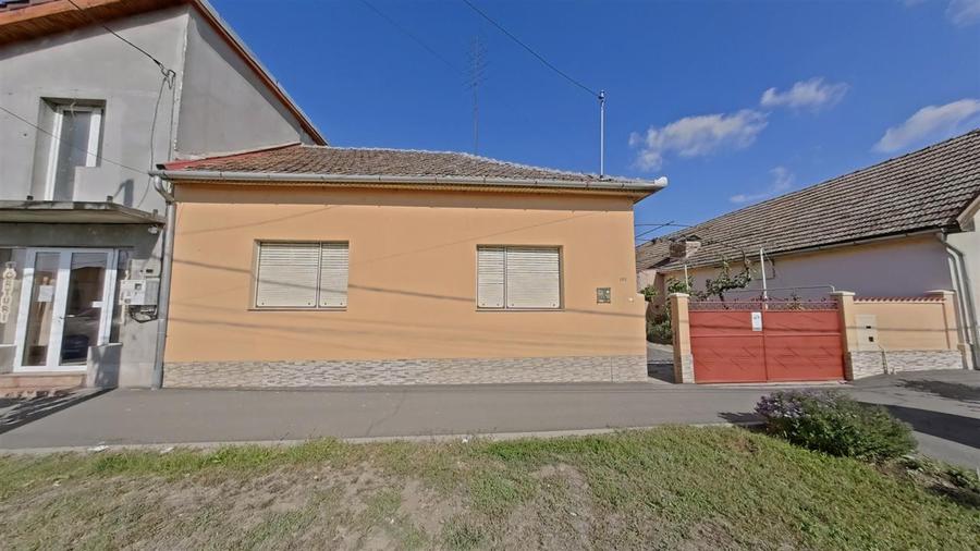 Casă individuală cu 8 camere cu Canalizare în Micălaca