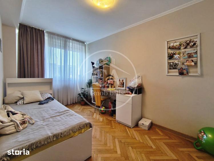 Apartament cu 4 camere decomandat în Decebal