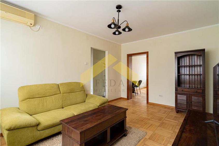 Apartament cu 3 camere semidecomandat, mobilat în Ultracentral