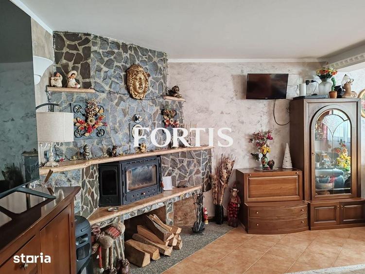 Casă cu 8 camere cu Teren 1600 Mp în Mândra