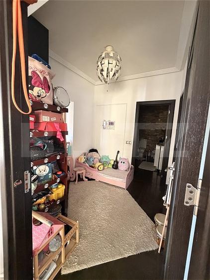 Apartament cu 3 camere semidecomandat, mobilat în Florești