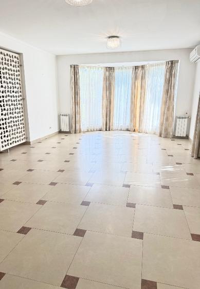 Casă individuală cu 6 camere cu Teren 600 Mp în Central
