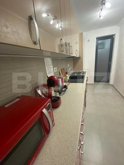 Apartament cu 3 camere semidecomandat, mobilat în Calea București