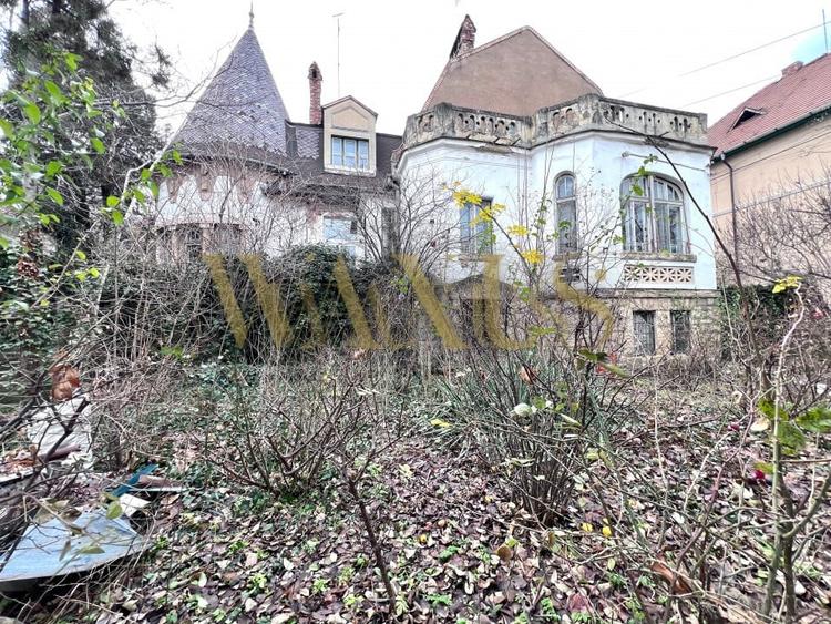 Casă individuală cu 12 camere cu Canalizare în Central