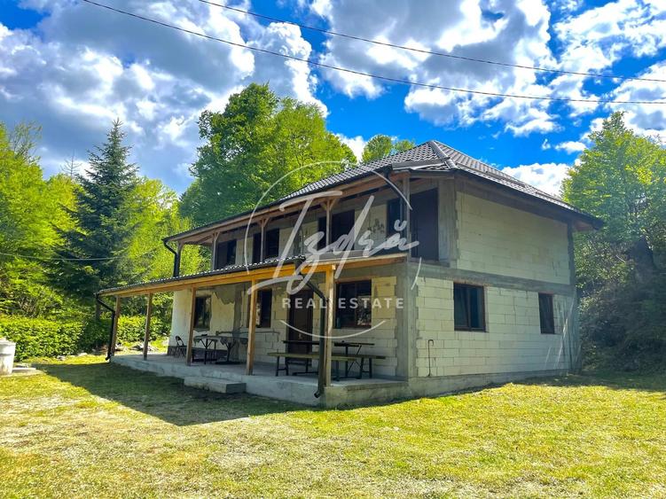 Casă individuală cu 7 camere cu Teren 1035 Mp în Avrig