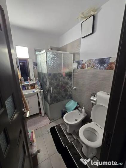 Apartament cu 3 camere semidecomandat în Dacia