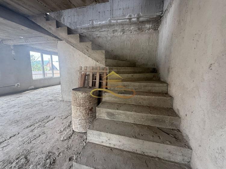 Casă individuală cu 5 camere cu Canalizare în Luncani