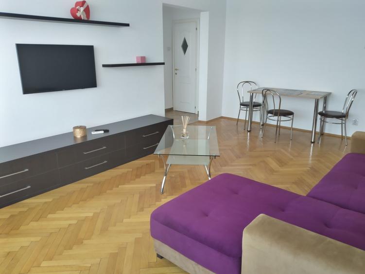Apartament cu 3 camere semidecomandat în Sala Palatului