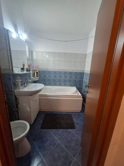 Apartament cu 4 camere decomandat în Tractorul