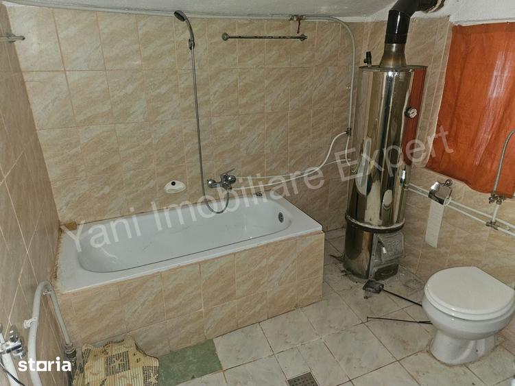 Casă cu 2 camere cu Teren 1589 Mp în Domnești