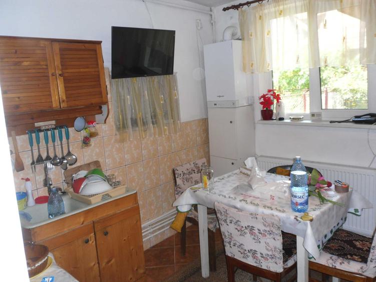 Casă cu 3 camere decomandat cu Canalizare în Bunești