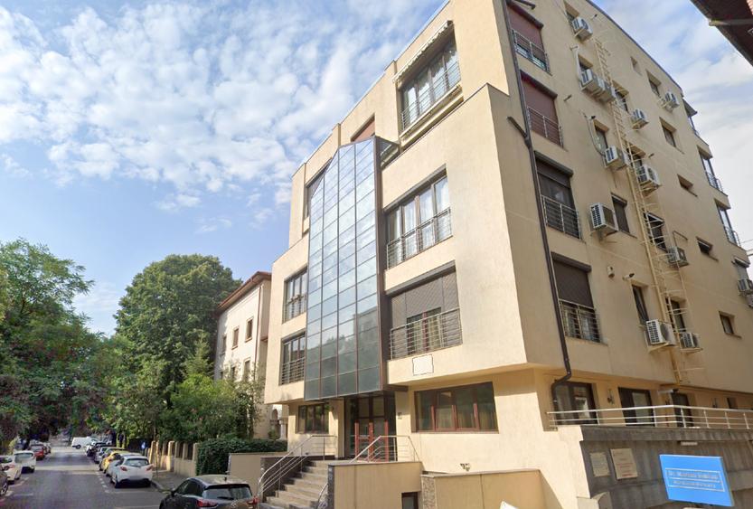 Apartament cu 3 camere semidecomandat în Dorobanți