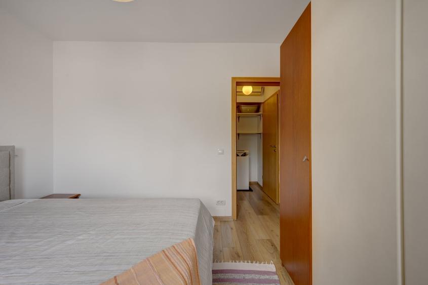 Apartament cu 3 camere semidecomandat, mobilat în Banu Manta