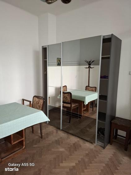 Apartament cu 3 camere semidecomandat în Schei